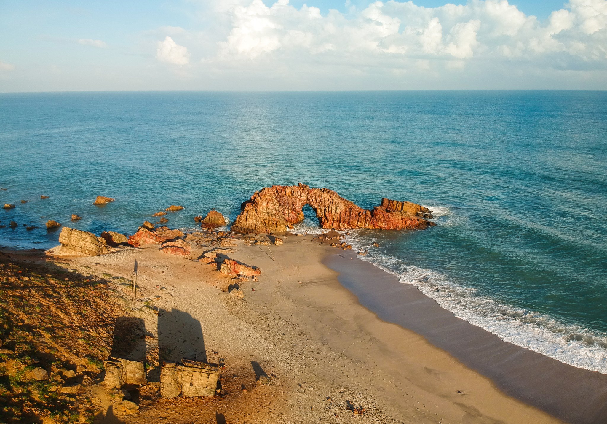 Sculpted by waves, stone bends into an arch the sea still passes through. Photo: Phaelnogueira Photo 1