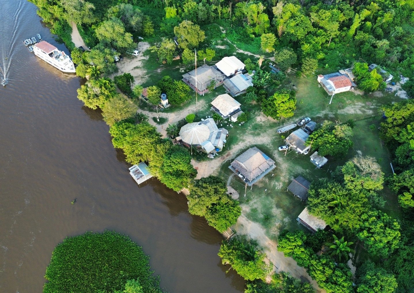 Jungle meets river: your Porto Jofre basecamp, just steps from the water where jaguars roam. Photo 1